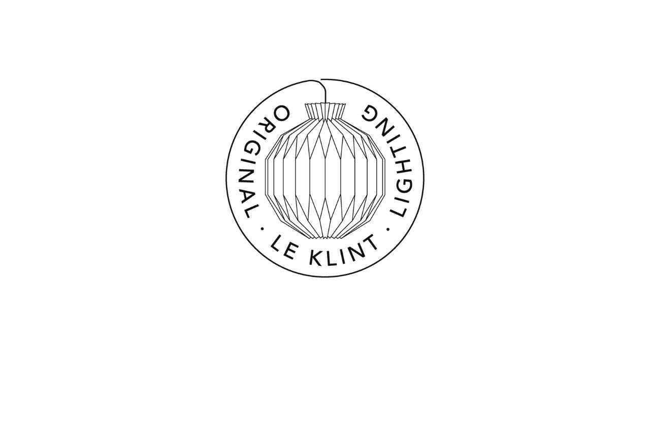 Le Klint logo i hvid med lampe og tekst
